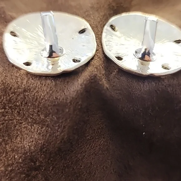 Sand dollar Clip Earrings - Picture 4 of 4